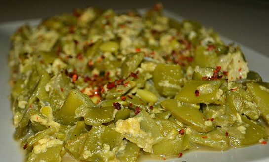 Yumurtalı Pırasa Kavurması Tarifi ve Malzemeleri Yumurtalı Pırasa Kavurması Tarifi ve Malzemeleri